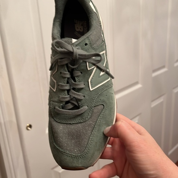 New Balance Sneakers 👟 - Picture 2 of 3